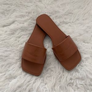 Croc Embossed Slides • Size 6.5